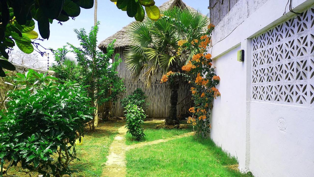 דיאני ביץ' Diani Hostel מראה חיצוני תמונה